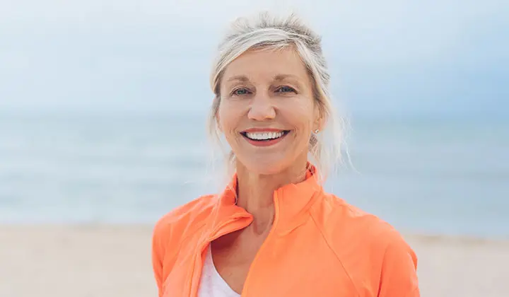 Magnesium für Gesundheit auch im Alter: Gesunde ältere Frau