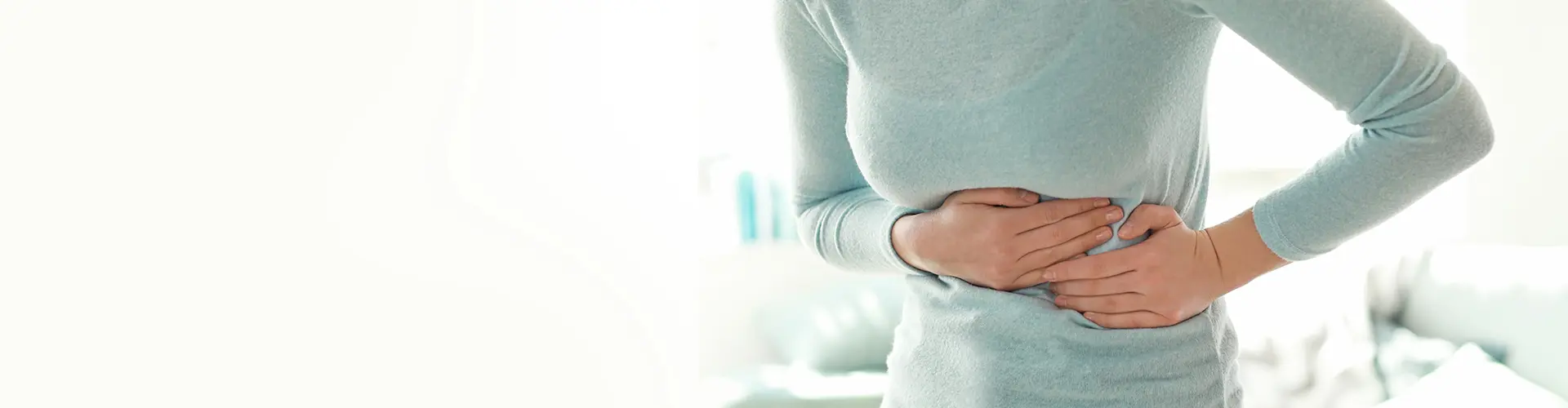 Frau mit Darmproblemen und Darmbeschwerden