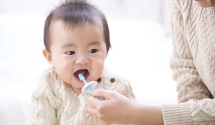 Baby & Teething: Brushing the first teeth