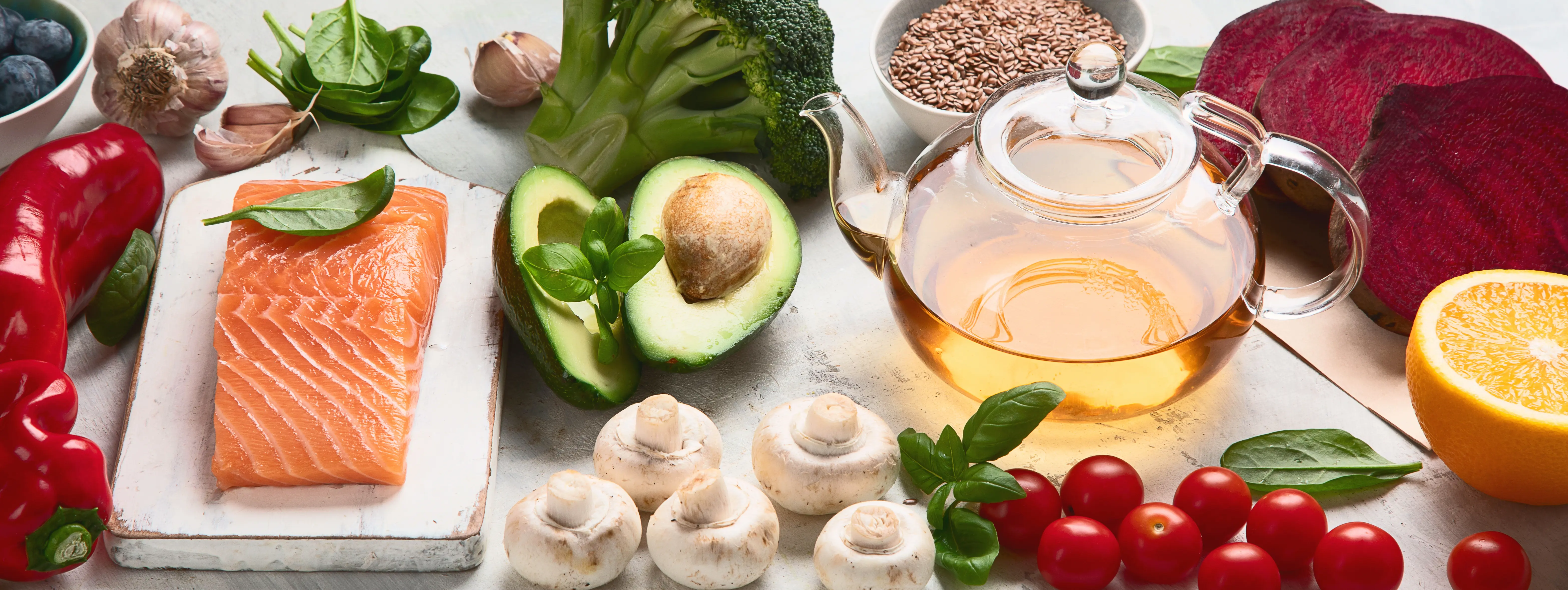 For inflammation, an effective approach is an anti-inflammatory diet, featuring foods like oily fish, leafy vegetables, olive oil, or tomatoes.