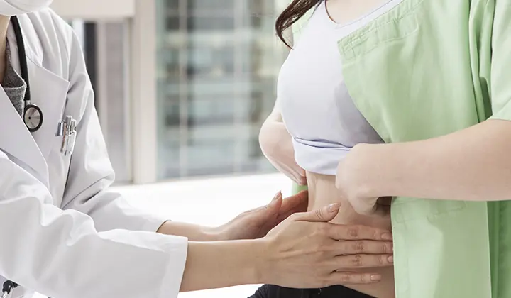 Frau mit Bauchschmerzen